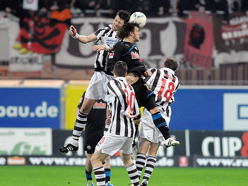 Enge Kiste: Fabian Boll (hier im Kopfballduell mit Markus Krösche) rettete St. Pauli einen Punkt.