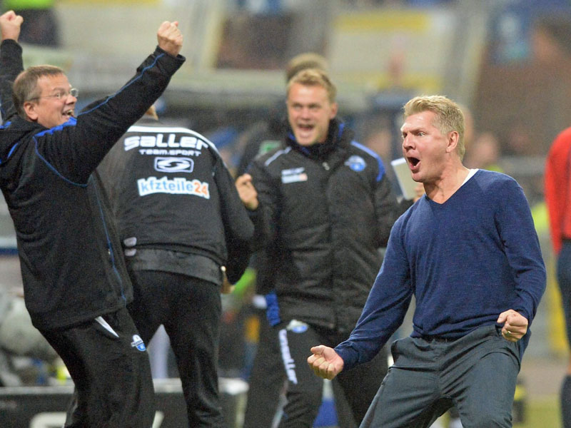 Paderborns neuer Trainer Stefan Effenberg jubelt über die zwei Tore gegen Braunschweig.