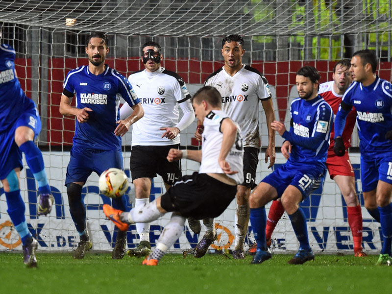 Sandhausens Linsmayer nimmt gegen den KSC genau Maß - 1:0.