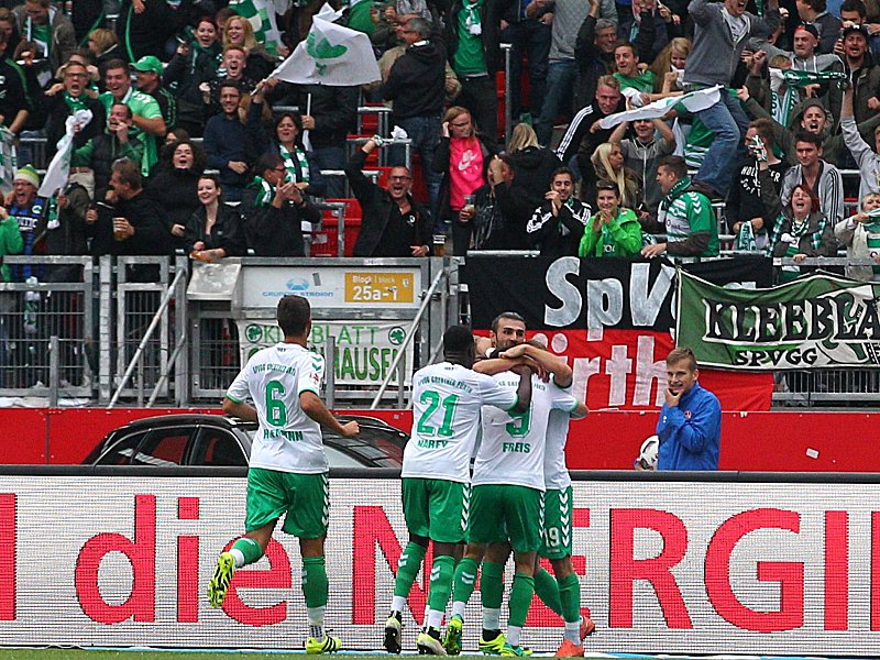 Glückliche Führung: Fürth jubelt bei Nachbar Nürnberg.