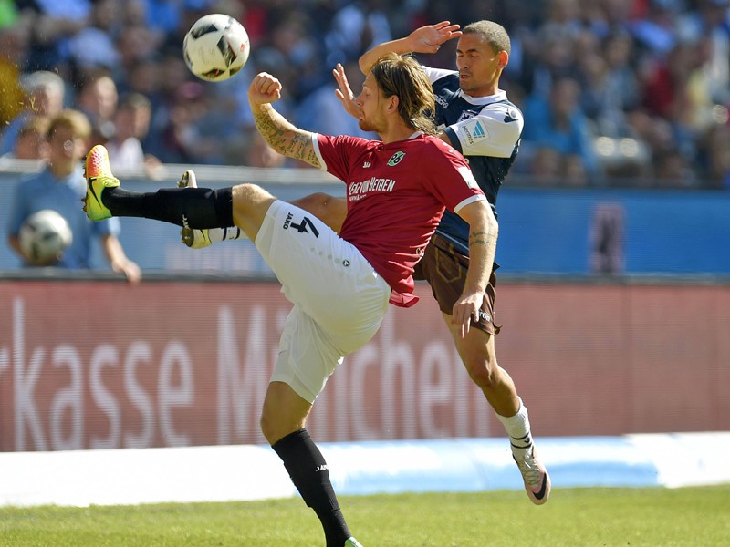 Hannovers Stefan Standberg gegen Münchens Daylon Claasen