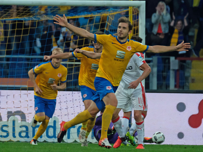 Braunschweigs Reichel freut sich über seinen satten Schuss zum 2:0 gegen Düsseldorf.