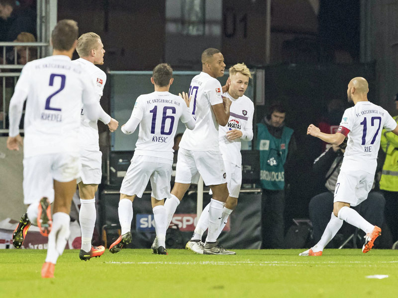 Aue jubelt bei St. Pauli: Köpke (2. v. re.) traf zum 1:1, am Ende hieß es 2:1 für den FC Erzgebirge.