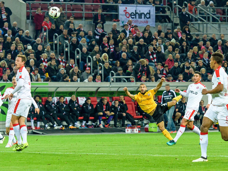 Voll abgezogen: Dresdens Gogia macht mit einem Hammerschuss das 2:0 in Düsseldorf.