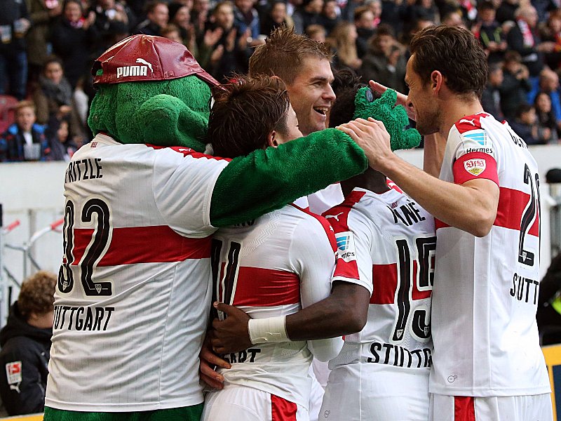 Der VfB Stuttgart siegt dank Terodde 3:1 und verkürzt den Rückstand auf Tabellenführer Braunschweig.