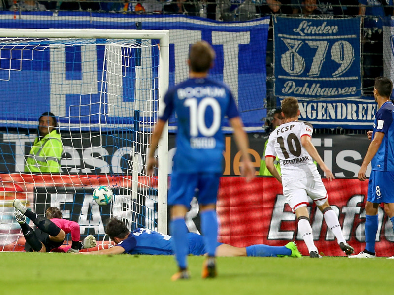 St. Pauli jubelt durch Buchtmanns Tor zum 1:0.