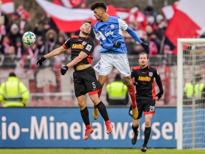 Regensburgs Benedikt Gimber (li.) gegen Kiels Aaron Seydel