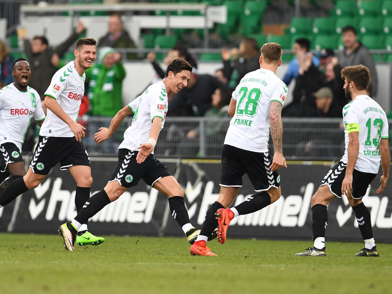 Matchwinner im Derby: Robert Zulj (Mitte) traf den FCN ins Herz.
