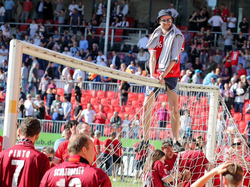 Demontage: 96-Fans sicherten sich Erinnerungsstücke des "Aufstiegtores".