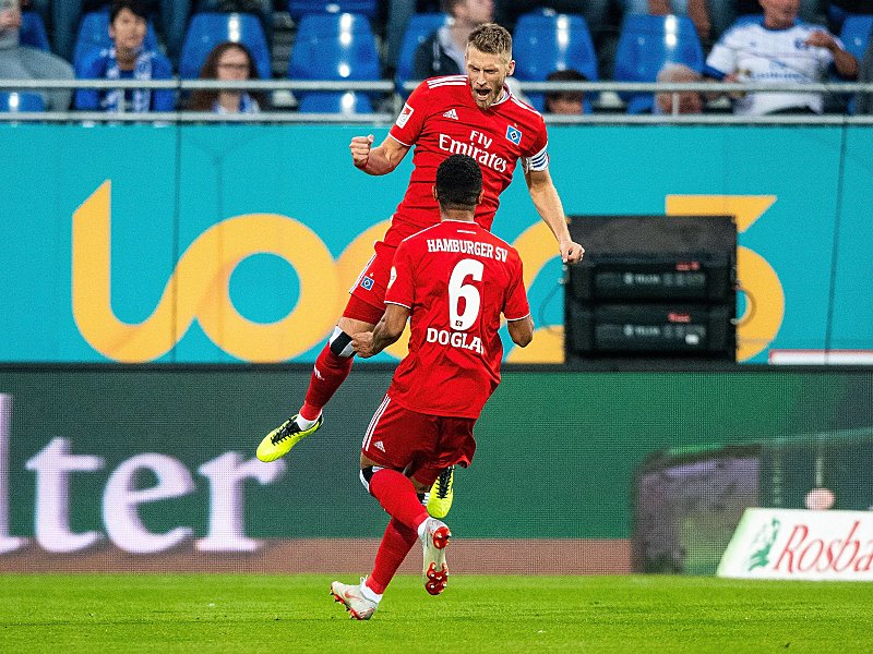 Jubelsprung: Aaron Hunt und Douglas Costa bejubeln das 1:0.