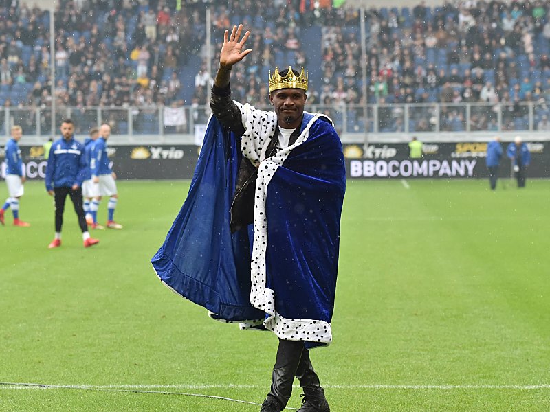 Stilsicher: Mit Krone und Königsmantel verabschiedete sich Kingsley "King" Onuegbu von den MSV-Fans.
