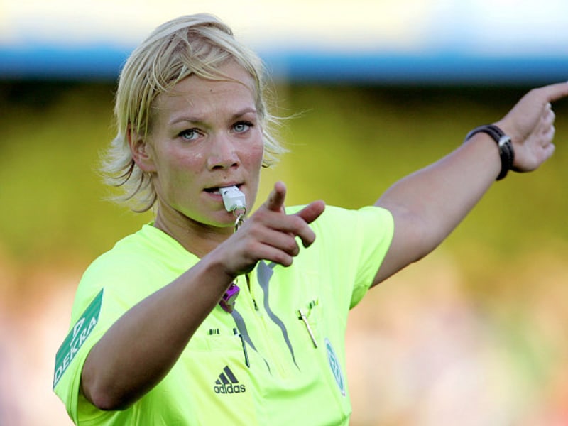 Bibiana Steinhaus bei ihrem Debut als Profischiedsrichterin