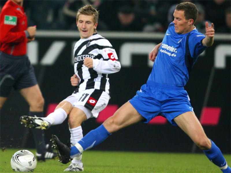 Er war kaum zu bremsen: Der Gladbacher Marko Marin (li.), hier gegen Robert Müller.