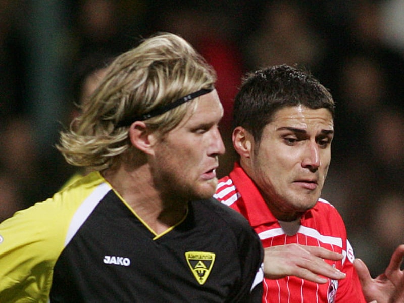 Herzig im Duell mit Kölns Mohamad (re.).
