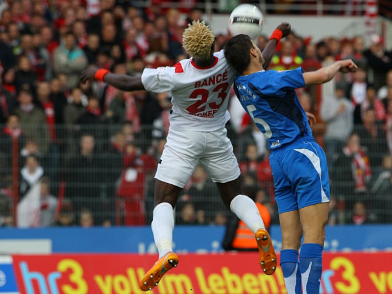Lufthoheit: Aristide Bancé (li.) war zweimal per Kopf zur Stelle. Wie vor dem 1:0 setzt er sich hier gegen Alexander Maul (re.) durch.