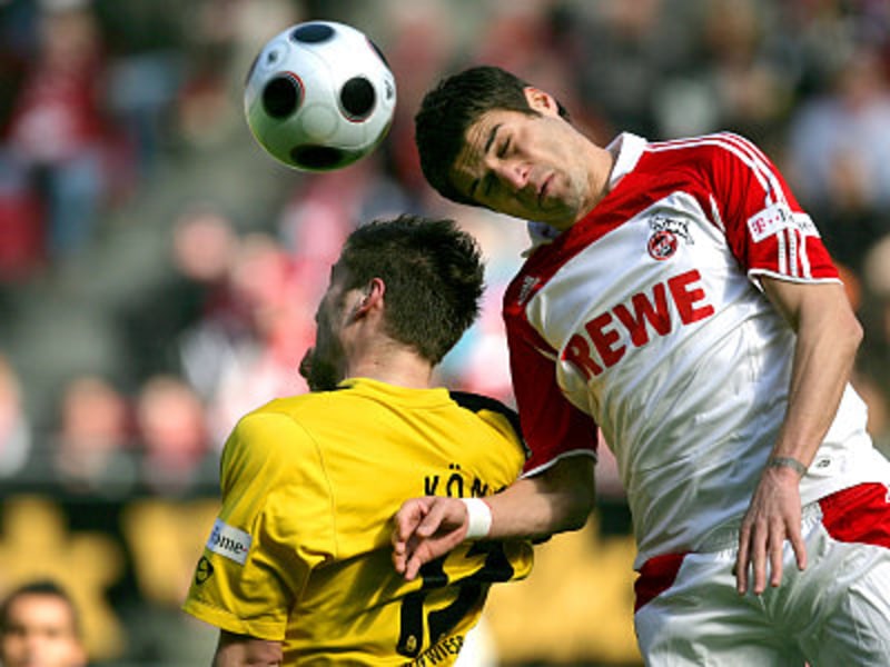 Kölns Mohamad (re.) klärt vor Wehens König.