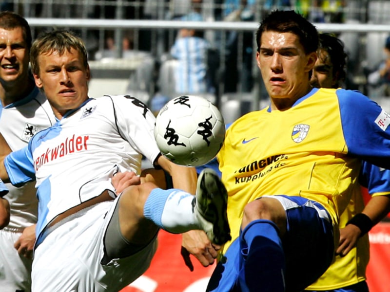 Enge Zweikämpfe: "Löwe" Benjamin Schwarz (li.) gegen Jenas Nils Petersen.