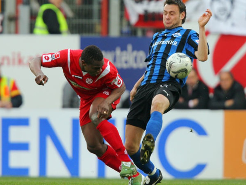Der Mainzer Felix Borja (li.) gegen Nils Döring (Paderborn)