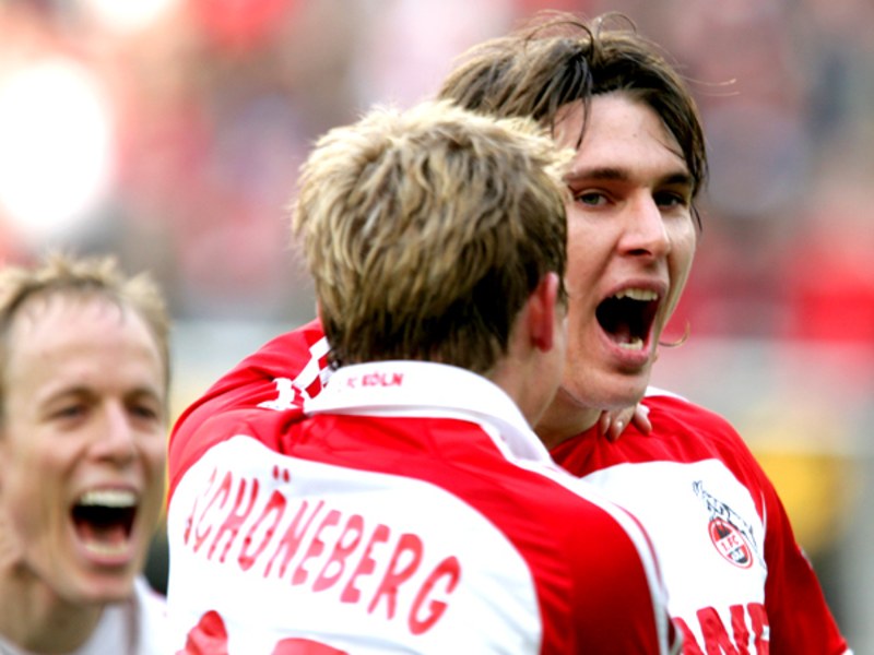 Befreiung: Kölns Helmes wird von Schöneberg für seinen Treffer zum 1:0 gefeiert.