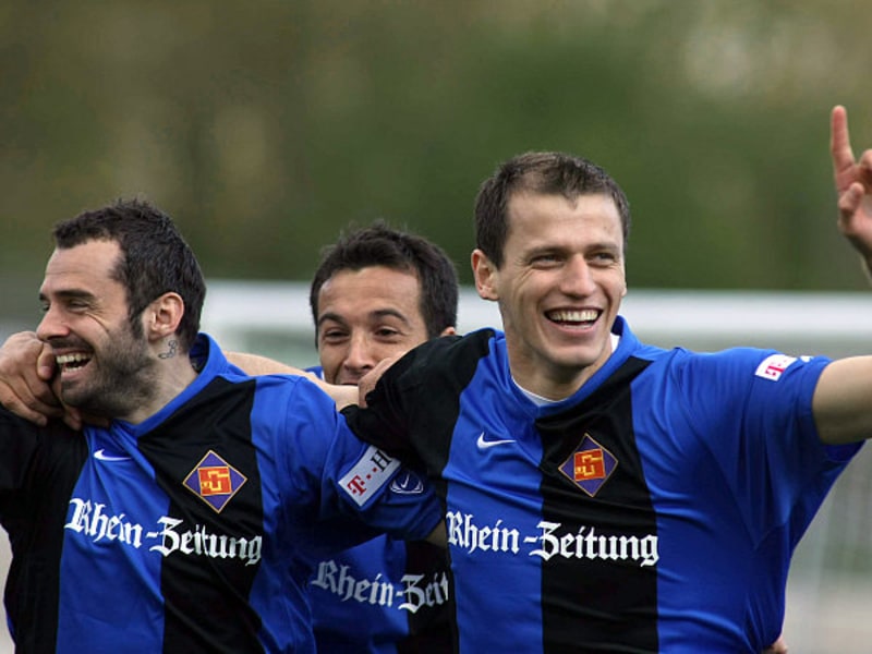 Fernandez, Djokaj (li.) und Kuqi jubeln.