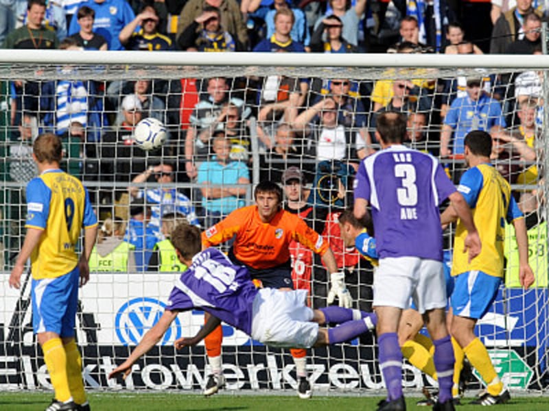 Der Anfang vom Ende für Jena: Sykora köpft zum 1:0 für Aue ein.