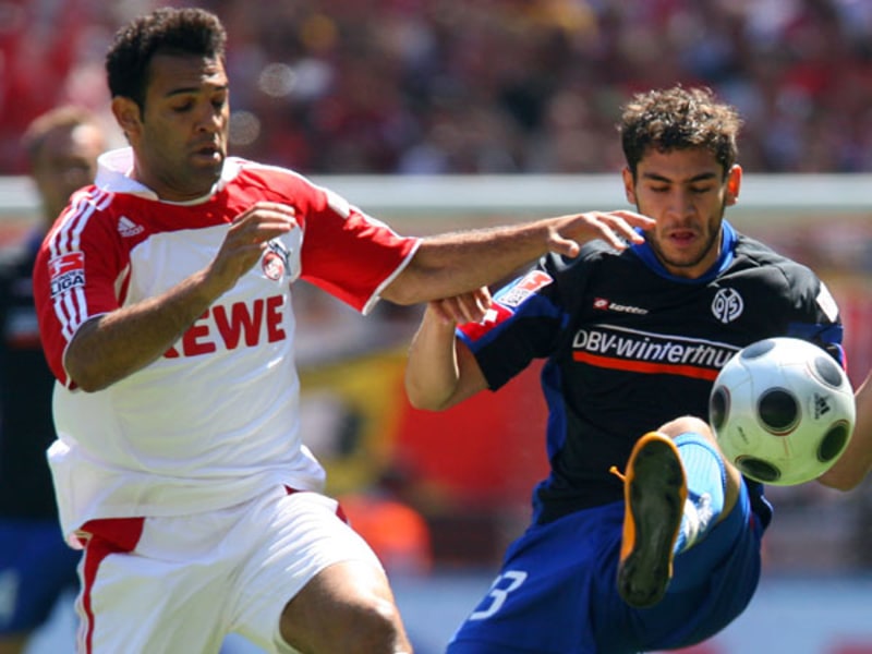 Kölns Doppeltorschütze Antar (li.) gegen Daghfous (Mainz)