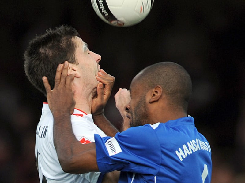 Rostocks Orestes im Kopfballduell mit Schlieter (li.).