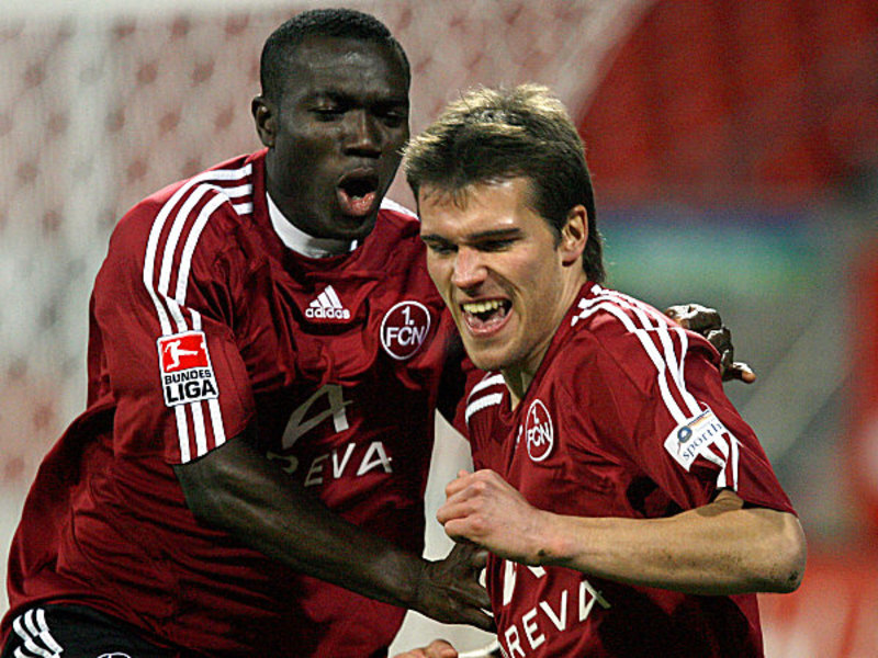 Nürnbergs Eigler (re.) wird von seinem Mitspieler Boakye beglückwünscht.