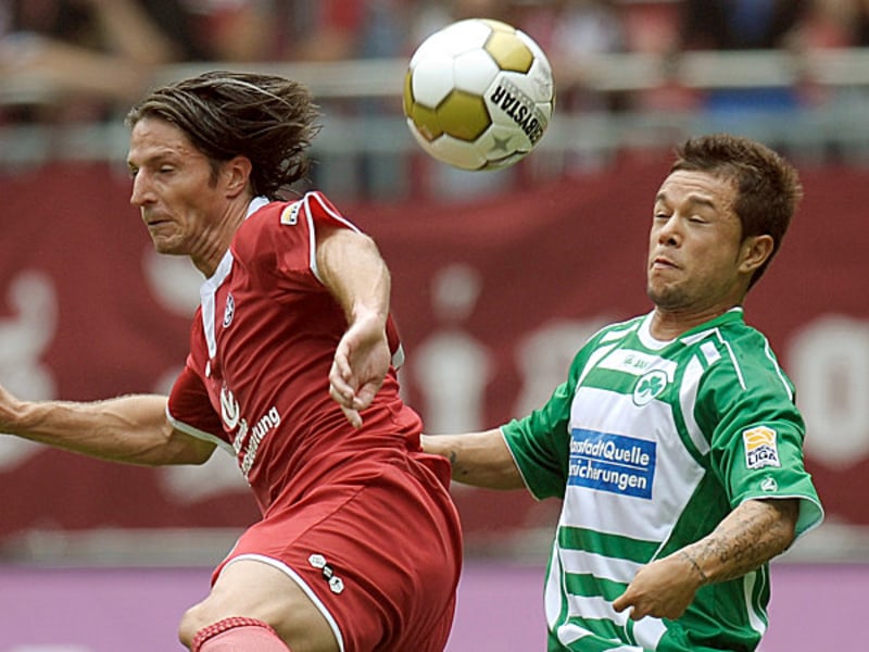 Bugera und Fürths Schröck (re.) im Kopfballduell.