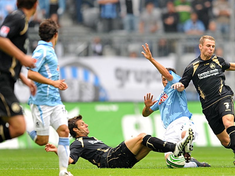 Fürths Caligiuri grätscht in den Zweikampf mit Holebas.