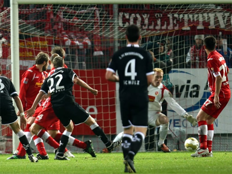 Fußball. 2. Bundesliga: Der Lauterer Ilicevic (Nr. 22) schießt zum 1:1 ein.