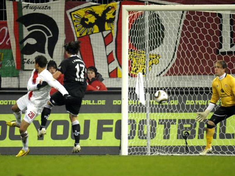 Traumtor: Augsburgs Ndjeng ist schneller als Lauterns Bugera und trifft mit der Hacke zum 2:0.