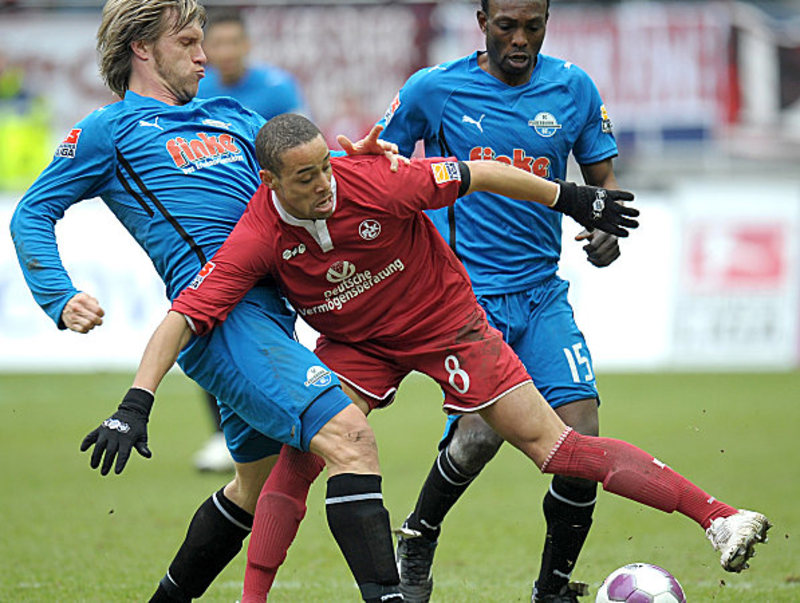 Kein Durchkommen: Lautern Sam (mitte) versucht sich gegen die Paderborner Krösche (li.) und Guié-Mien (re.) durchsetzen.