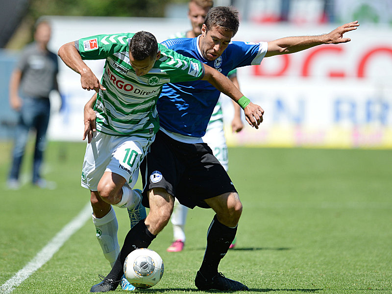 Fürths Nikola Djurdjic im Duell mit Tim Jerat (re.)