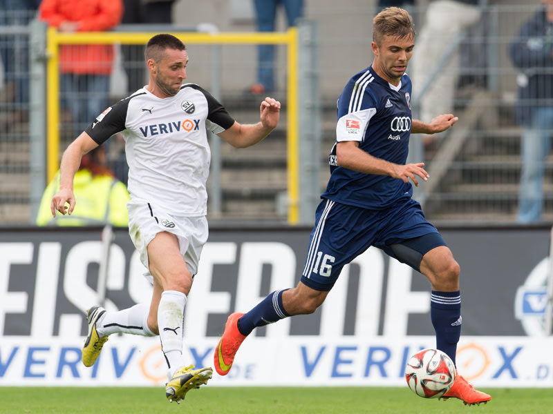 Perfekter Standort für das 2:0: Sandhausens Marc Pfertzel (li.) kann Lukas Hinterseer nicht am Tor hindern.