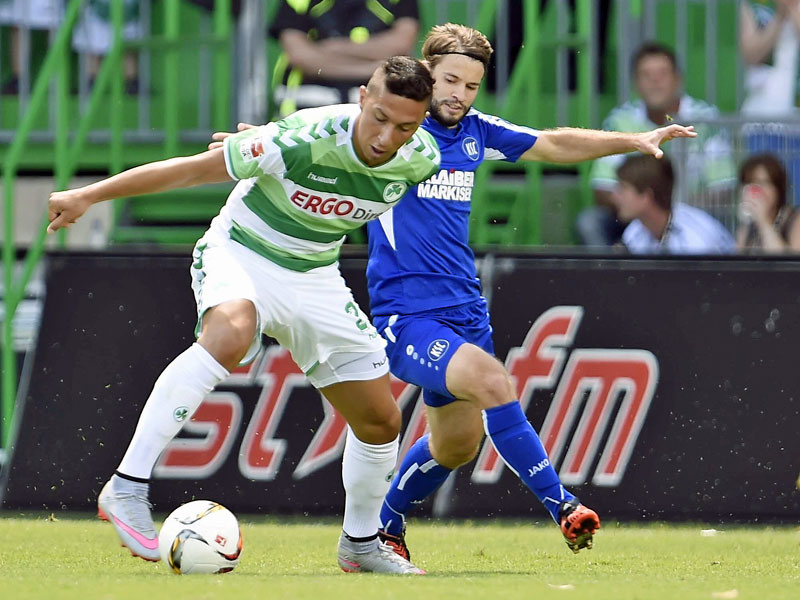 In Bedrängnis: Robert Zulj (li.) behauptet die Kugel im Duell mit Karlsruhes Gaetan Krebs.