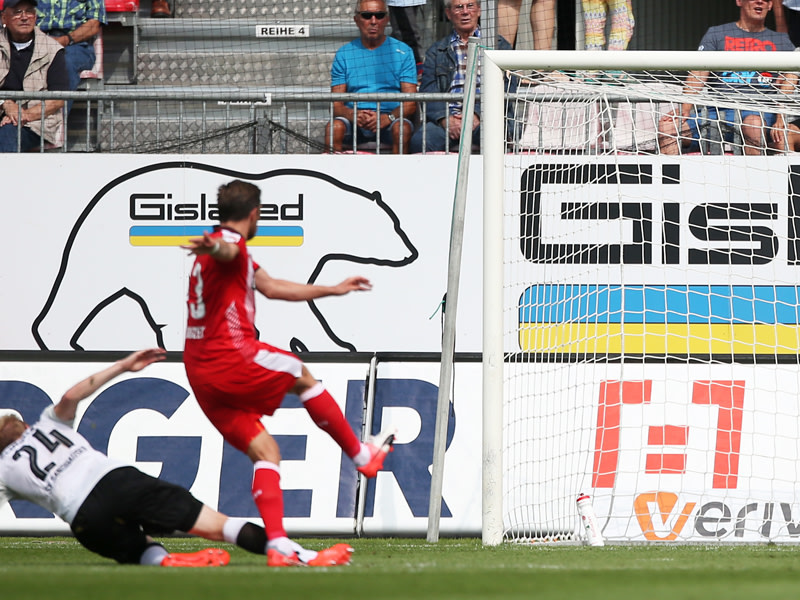 Schuss zum 1:2: Adam Bodzek trifft für Fortuna Düsseldorf aus 16 Metern zum Anschluss.