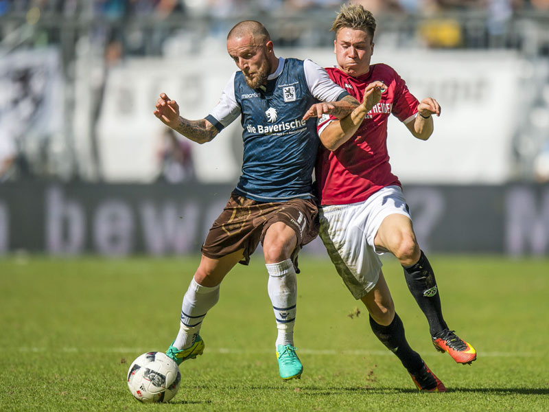 Umkämpft: Münchens Daniel Adlung (l.) und 96-Offensivmann Felix Klaus wollen an den Ball.