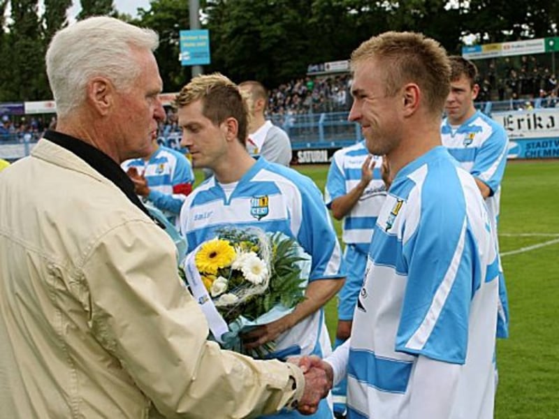 Jenas sportlicher Leiter Manfred Kupferschmied (li.) verabschiedet Stürmer Benjamin Boltze