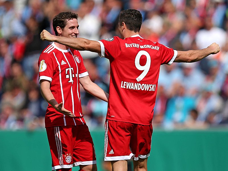 Lass dich drücken: Sebastian Rudy und Robert Lewandowski (re.).