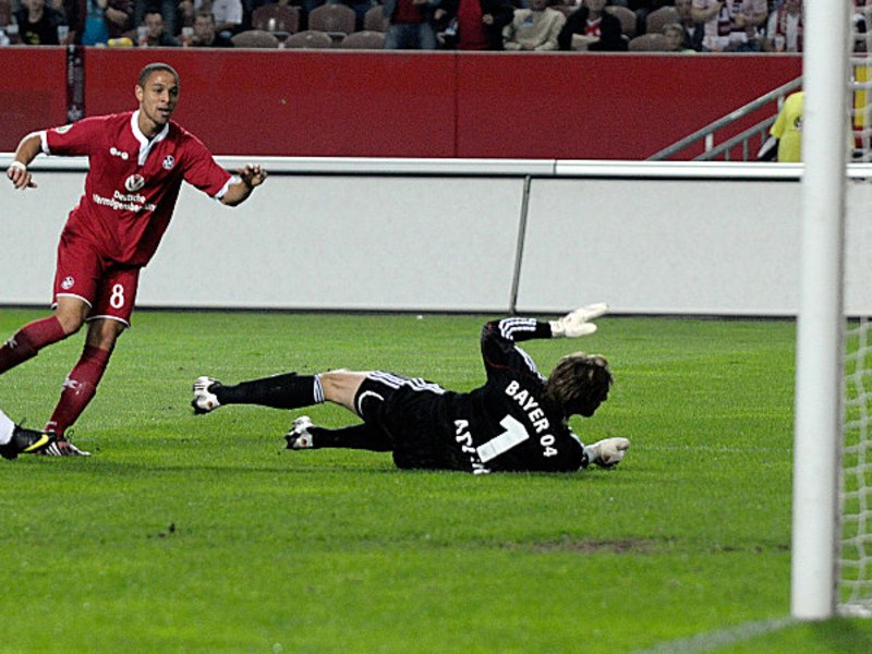Torschütze Sam sieht dem Ball hinterher, Leverkusens Adler liegt derweil geschlagen am Boden.