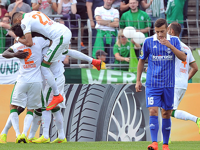 Großer Jubel: Davie Selke (#27) freut sich mit seinen Kollegen über den Einzug in Runde zwei.