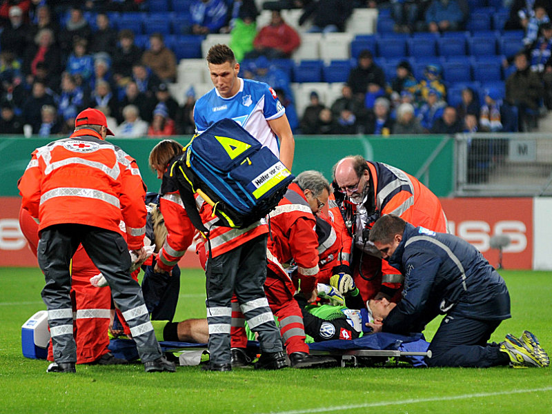 Musste kurz vor der Pause mit Verdacht auf Schleudertrauma ausgewechselt werden: Hoffenheims Torwart Jens Grahl.