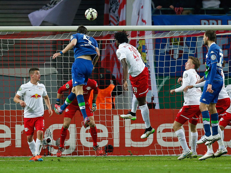 Vorentscheidung: Vfl-Abwehrmann Timm Klose köpft zum 2:0 ein.