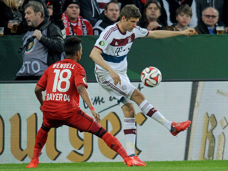 Thomas Müller (re.) mit feinem Füßchen gegen Wendell, der Brasilianer schaut nur zu.