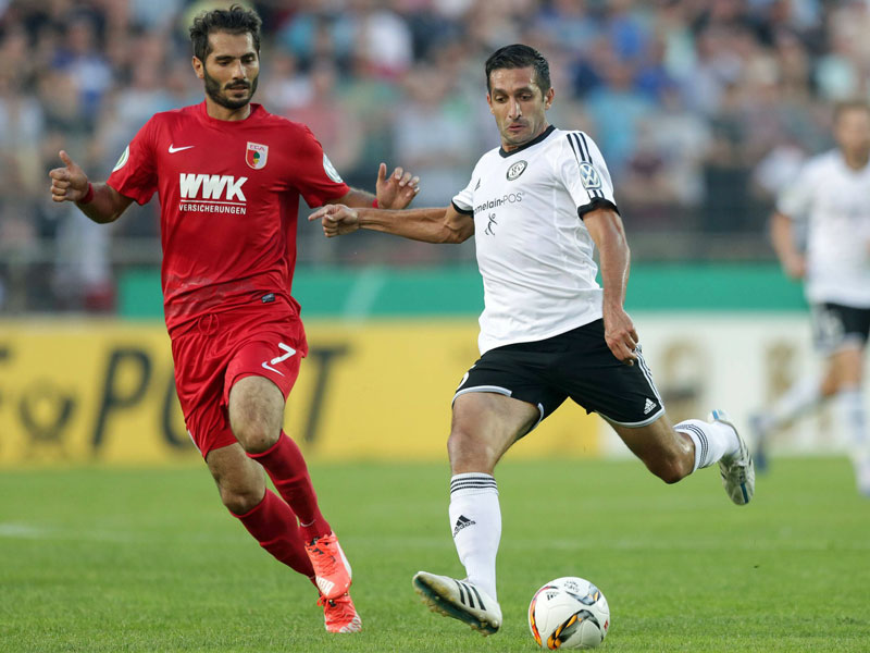 Mann gegen Mann: Elversbergs Leandro (re.) gegen Augsburgs Altintop.