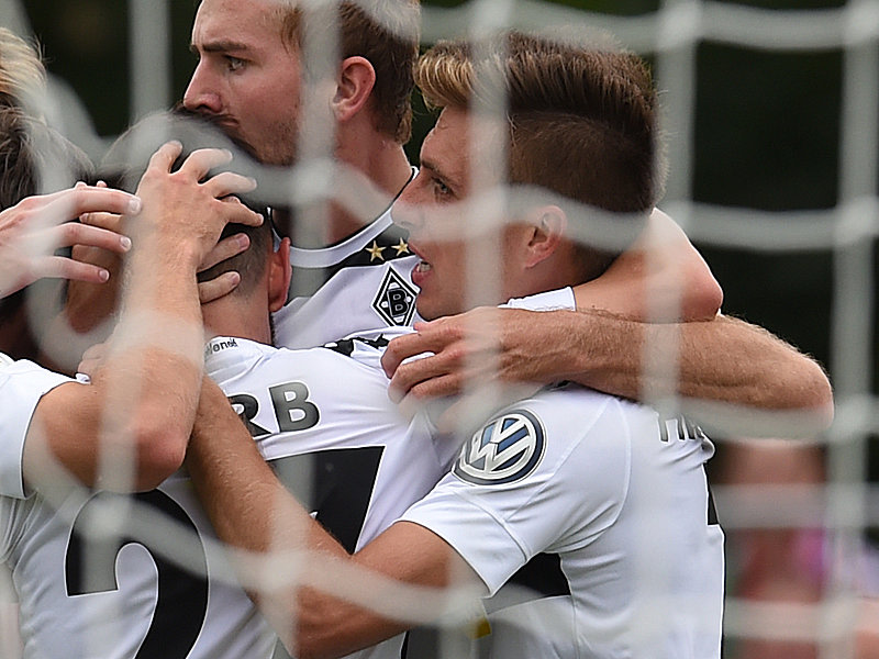 Gladbach feiert den Treffer von Korb