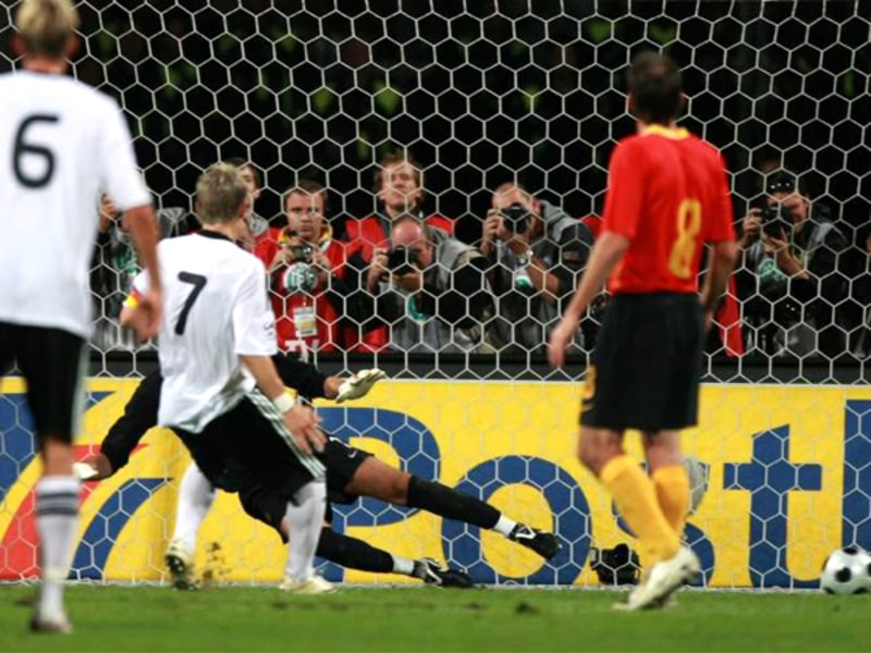 Namenlos, aber treffsicher: Bastian Schweinsteiger beim Elfmeter gegen Belgien.