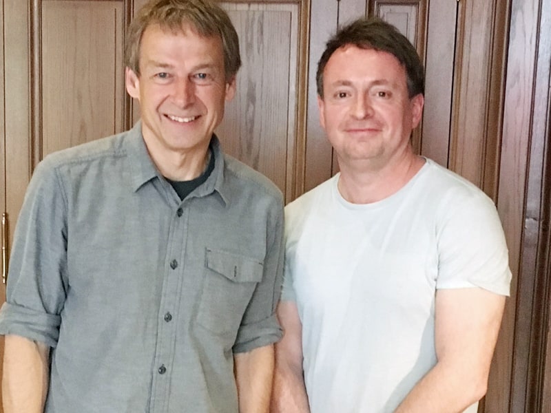 Jürgen Klinsmann und kicker-Redakteur Steffen Rohr