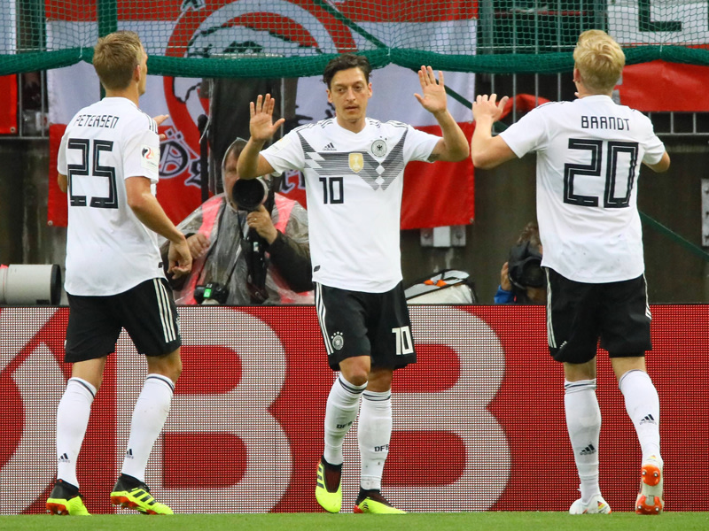 Da war die Welt noch in Ordnung: Nils Petersen, Mesut Özil und Julian Brandt (v.l.) bejubeln das 1:0.